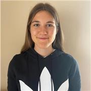 Studentessa di Scienze Motorie, diplomata al Liceo Scientifico Sportivo con 100/100. Atleta agonista di curling